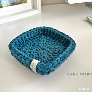Cotton Crochet Square kleiner Korb, Nachttisch Caddy, weicher Schreibtisch Organizer, Makramee Ringhalter Schale, Brillenständer Tablett