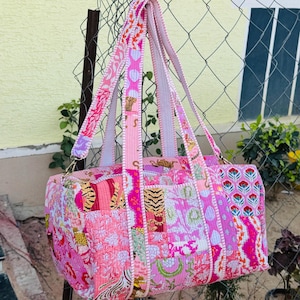 Grands sacs de voyage en coton avec empiècements roses, sacs de week-end en tissu matelassé à blocs d'impression pour femmes, cadeaux de vacances, fourre-tout/sacs de voyage personnalisés