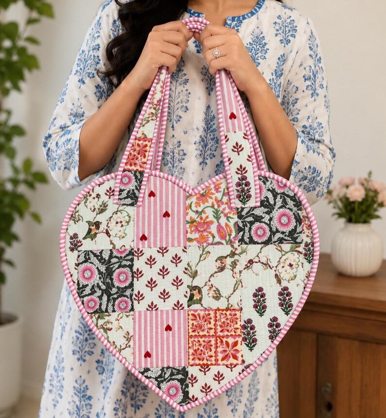 Handmade Heart Shaped Quilted Tote Bag, Pink Patchwork Tote Bag, Aesthetic Bag Book Lover Gift, Shoulder Bag With Inner Pocket, Gift for Her Bag 02