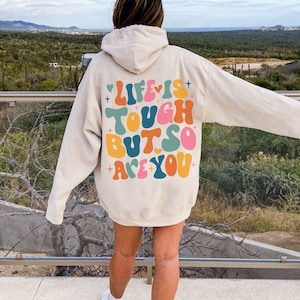 Life Is Tough But So Are you Hoodie, Trendy Zitat Hoodie, Süßes Sweatshirt für Frauen mit Spruch auf dem Rücken, Positives Zitat, Jugend, Frauen, Jugendliche