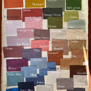 Op de afbeelding: Een kleurenkaart met stofstalen met namen voor elke kleur, waaronder Oranje, Geel, Wortel, Mosterd, Bardo, Terracotta, Roze, Vintage Tulpen, Donkerpaars, IJsroos, Druif, Pruim, Sorbet, Amandel, Karamel, Klei, Koudblauw, Bes, Donkerblauw, Blauw, Jeans, Donkerblauw, Kobalt, Klassiek Blauw, Donkergroen, Olijfkleurig, Groen, Lichtgroen, Vintage Groen, Limoen, Gras, Munt, Havermout, Beige, Koekje, Nautisch, Honing, Rook, Chocolade, Melange, Grijs, Steen, Grafiet, Donkergrijs.