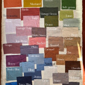 K&ouml;nnte beinhalten: Eine Karte mit Stoffmustern in verschiedenen Farben, darunter Orange, Gelb, Gr&uuml;n, Blau, Braun und Grau. Jedes Muster ist mit einem Farbnamen beschriftet, wie z. B. "Karotte", "Senf", "Vintage Gr&uuml;n", "Dunkelblau" und "Klassisches Blau".