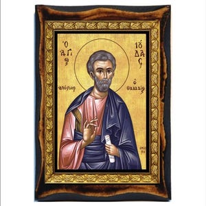 Op de afbeelding: Een ingelijst icoon van Sint Theodorus van Amaseia, een Grieks-orthodoxe heilige. Het icoon is geschilderd in een traditionele stijl met gouden accenten en een houten lijst. De tekst op het icoon luidt "Ο άγιος Θεόδωρος ο Θαλασσίτης".