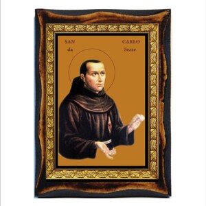 Puede incluir: Un icono religioso enmarcado que representa a San Carlo da Sezze, un santo católico. El icono presenta un retrato del santo con una túnica marrón, sobre un fondo dorado y en un marco decorativo.