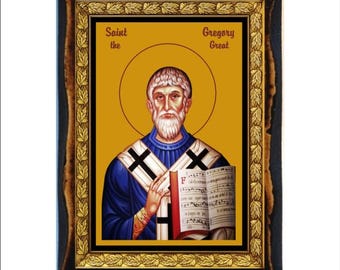 Può includere: Un'icona di San Gregorio Magno, incorniciata in una cornice di legno scuro con un bordo interno dorato. L'immagine presenta un uomo con barba bianca e aureola, che tiene un libro. Il testo "Saint the Gregory Great" è in alto.