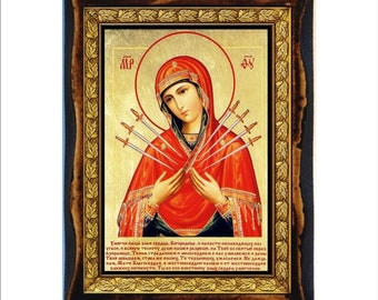 Könnte beinhalten: Eine Ikone der Jungfrau Maria mit sieben Schwertern, die ihr Herz durchbohren. Die Ikone ist in traditionellem Stil mit goldenen Akzenten und einem Holzrahmen gemalt. Der Text unter dem Bild lautet "Умягчи наша злая сердца, Богородице, и напасти ненавидящих нас угаси, и всякую тесноту души нашея разреши, на Твой со святый образ кзирающе, Твони страданнем и милосерднем о нас умиляемся и раны Твоя ловызаем, стрел же наших. Тя терзающих, ужасаемся. Не Даждь нам, Мати Благосердая, в жестокосердии нашем от жестокосердия Ближних песненути, Ты ко ест констинну злых сердец умягчение."