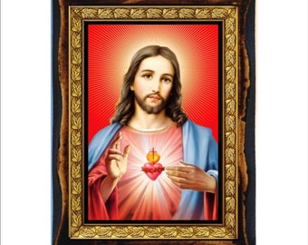 Może przedstawiać: Oprawione dzieło sztuki religijnej przedstawiające Jezusa Chrystusa. Obraz przedstawia Jezusa z długimi brązowymi włosami, brodą i niebieską szatą. Czerwone serce z koroną cierniową widoczne na jego piersi, na czerwonym tle.