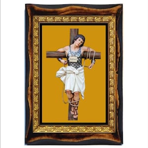 Może przedstawiać: Ramka z obrazem religijnej postaci przywiązanej do drewnianego krzyża. Postać ma na sobie białą szatę i kolczugę. Tło jest jednolite, żółte.