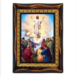 Op de afbeelding: Een religieus kunstwerk in een lijst dat een bijbelse scène uitbeeldt. De centrale figuur, in witte gewaden, stijgt op in de lucht boven een groep mensen. De lijst is donker met een gouden binnenrand en een decoratief bladerenpatroon.