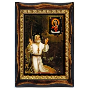 Może przedstawiać: Ikona religijna w ramie przedstawiająca brodatego mężczyznę w białej szacie klęczącego w modlitwie z uniesionymi rękami. W tle widoczna jest mniejsza ikona kobiety w czerwonej szacie.