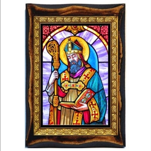 Peut inclure: Une représentation en vitrail d'un saint tenant un livre et un bâton avec un sommet décoratif. Le saint porte une robe bleue et rouge avec des accents dorés. L'arrière-plan est une fenêtre en vitrail violet et bleu.