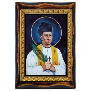 Peut inclure: Portrait encadré d'une figure religieuse. L'image présente un homme en vêtements blancs et dorés, tenant une palme et une croix. Le portrait est posé sur un fond bleu foncé avec un halo doré, encadré d'or et de bois foncé ornés.