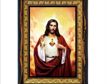 Może przedstawiać: Ramka z religijnym obrazem Jezusa Chrystusa z złotym sercem na piersi. Obraz jest umieszczony na tle chmur i jasnego światła. Rama jest ciemnobrązowa z pozłacanym wykończeniem.