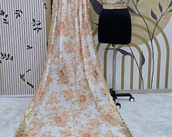 Sari de organza blanca: bordado con lentejuelas, estampado digital, atuendo para bodas indias.
