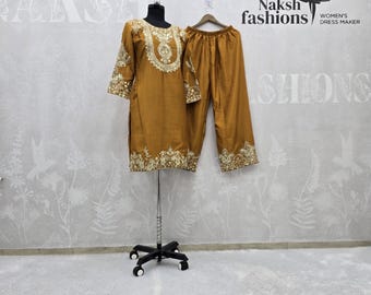 Costume Palazzo chinnon en soie jaune : tenues de soirée avec broderies en séquence