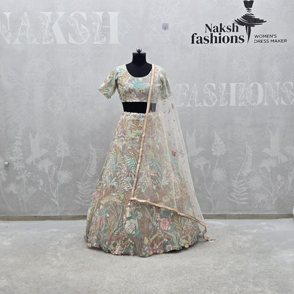 Designer Lehenga Choli: Weißer Georgette Garn & Pailletten Stickerei, maßgeschneiderte Outfits