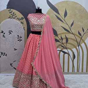 Lehenga Choli de seda y organza color melocotón: vestido de novia indio con bordado de zari