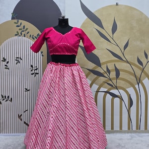 Haftowana różowa jedwabna lehenga choli: indyjska suknia ślubna