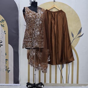 Traje indio de georgette marrón: bordado secuencial, dupatta de red imagen 1