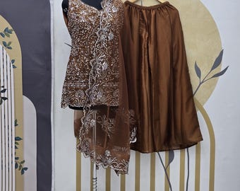 Traje indio de georgette marrón: bordado secuencial, dupatta de red