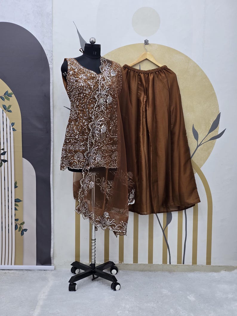 Traje indio de georgette marrón: bordado secuencial, dupatta de red imagen 1