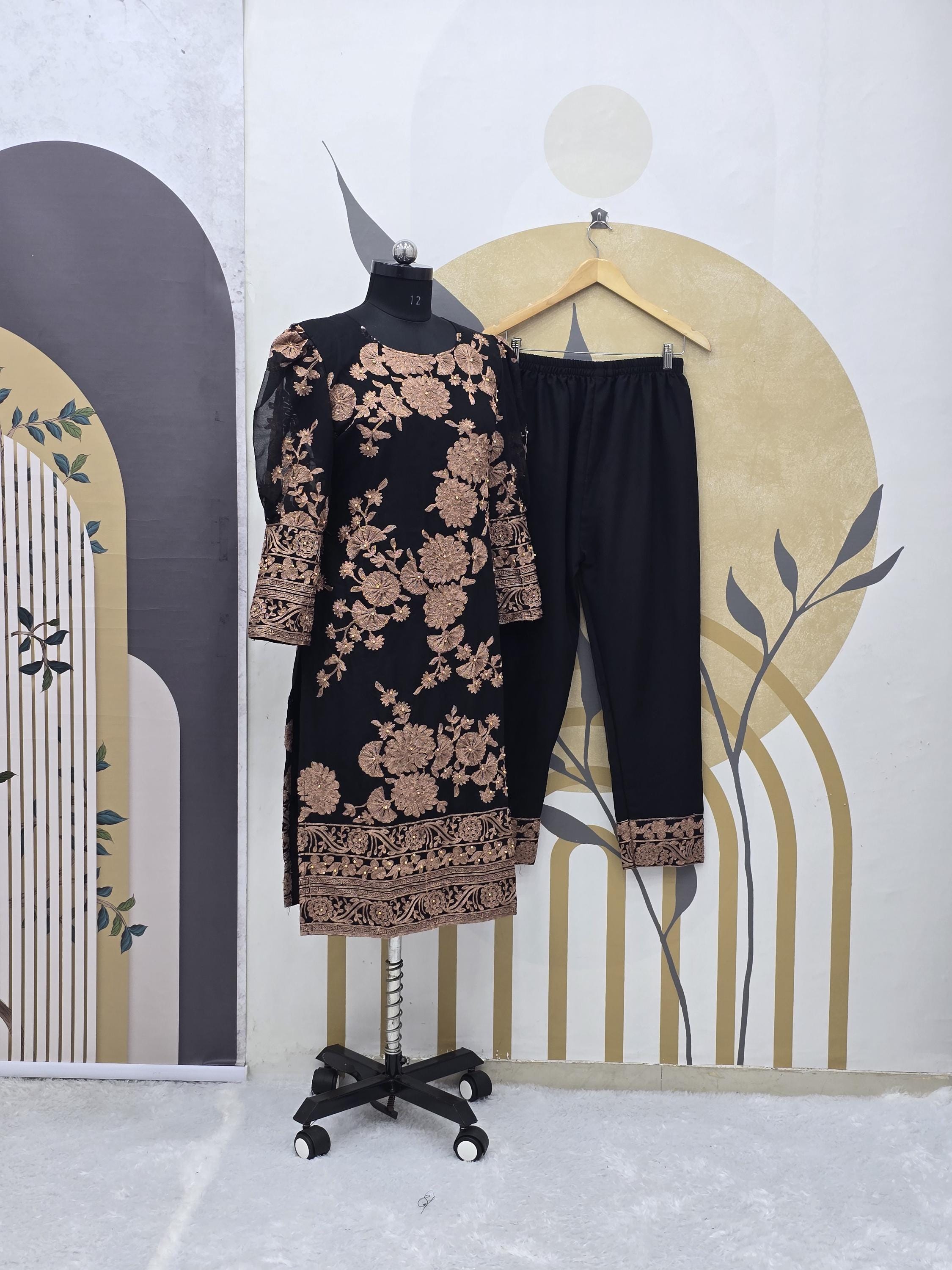 黒の刺繍入りサルワール・カミーズ：ジョーゼット・クルタ・パラッツォ