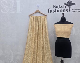 Sari de georgette con lentejuelas doradas y blusa, atuendo de noche glamuroso de Bollywood.