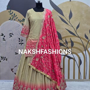 Lehenga de seda chinnon beige con dupatta bordada en rosa