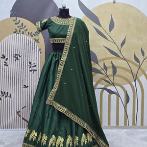 Lehenga Choli de seda satinada verde: vestido de novia indio con secuencia de bordado