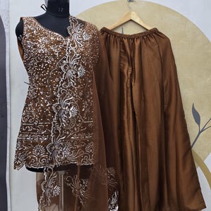 Traje indio de georgette marrón: bordado secuencial, dupatta de red imagen 4