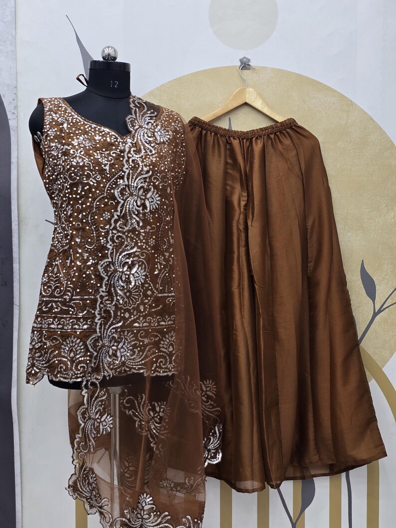 Traje indio de georgette marrón: bordado secuencial, dupatta de red imagen 4