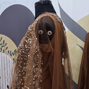 Traje indio de georgette marrón: bordado secuencial, dupatta de red imagen 9