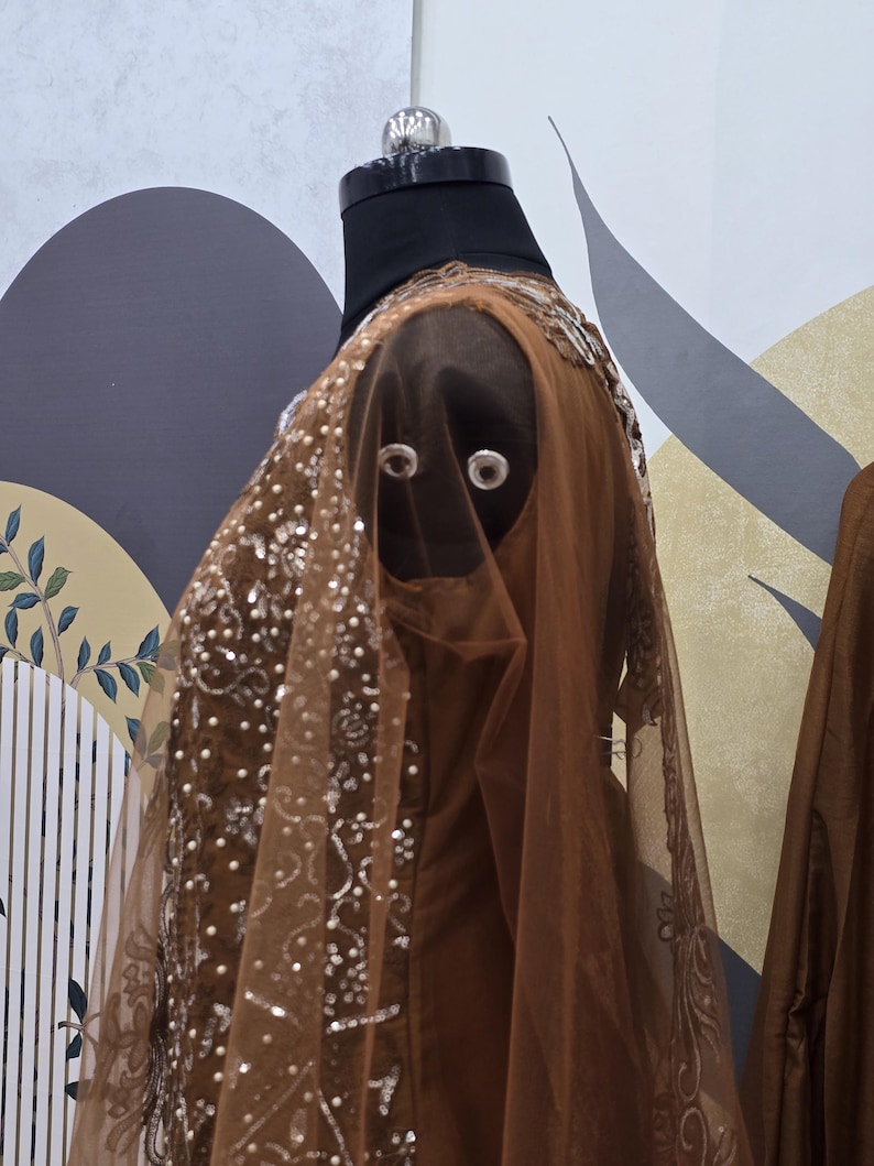 Traje indio de georgette marrón: bordado secuencial, dupatta de red imagen 9