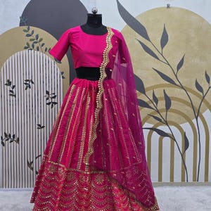 Lehenga Choli de seda satinada rosa: ropa de fiesta para bodas indias