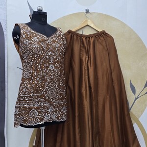 Traje indio de georgette marrón: bordado secuencial, dupatta de red imagen 3