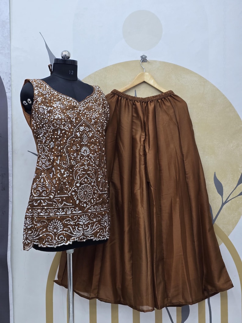Traje indio de georgette marrón: bordado secuencial, dupatta de red imagen 3