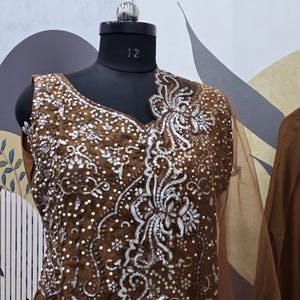 Traje indio de georgette marrón: bordado secuencial, dupatta de red imagen 8