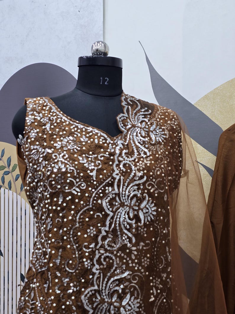 Traje indio de georgette marrón: bordado secuencial, dupatta de red imagen 8