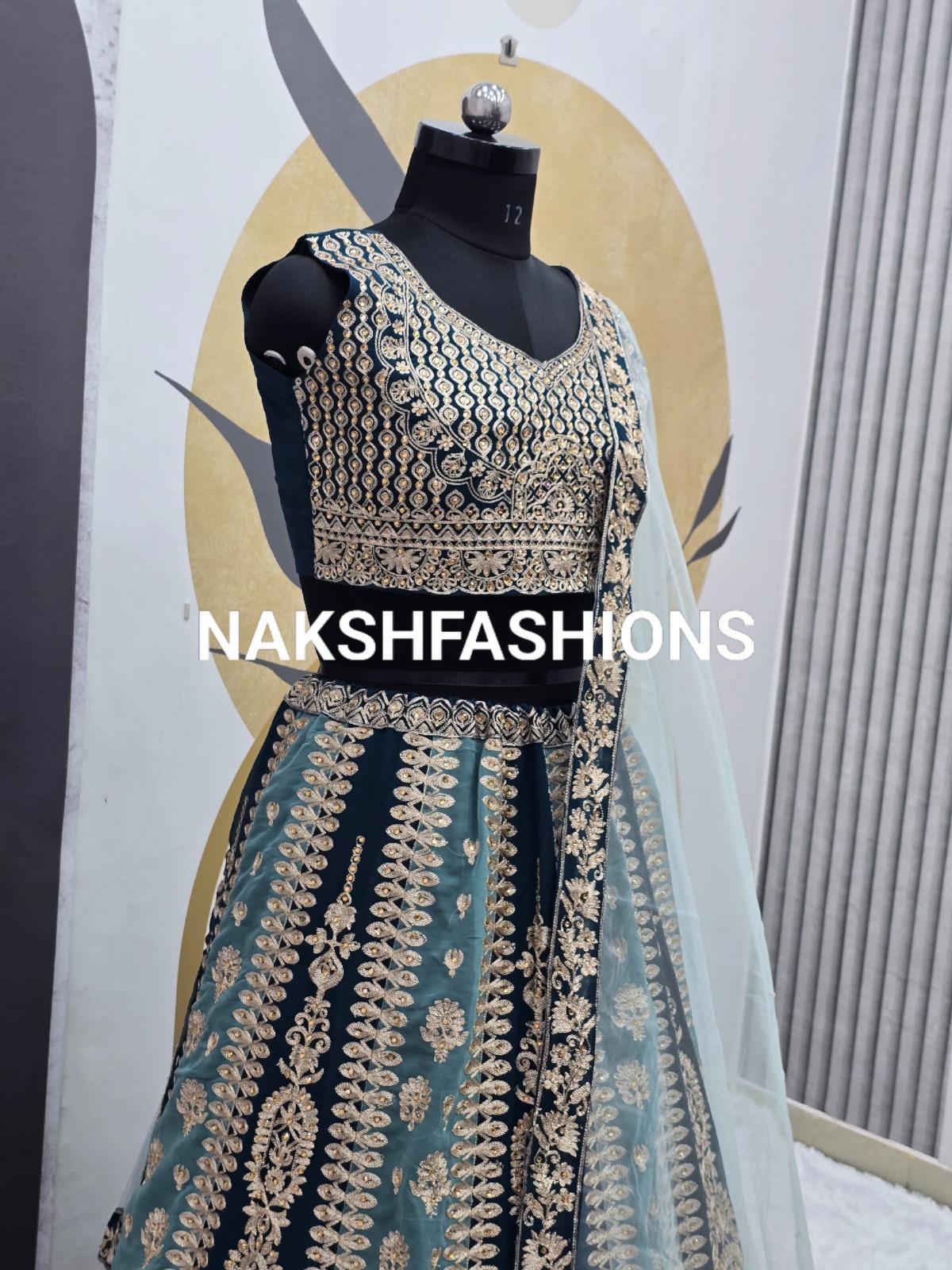 Lehenga Choli in georgette rossa: abito indiano ricamato con Lehenga Choli in georgette rossa: abito indiano ricamato con