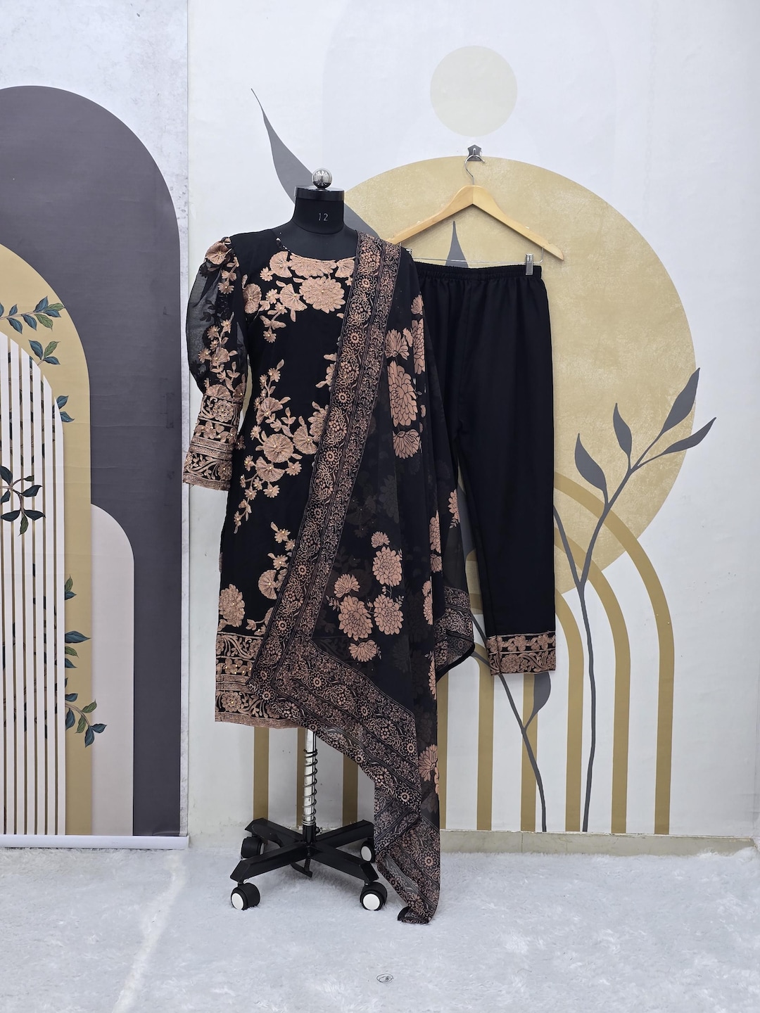 黒の刺繍入りサルワール・カミーズ：ジョーゼット・クルタ・パラッツォ