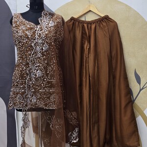 Traje indio de georgette marrón: bordado secuencial, dupatta de red imagen 5