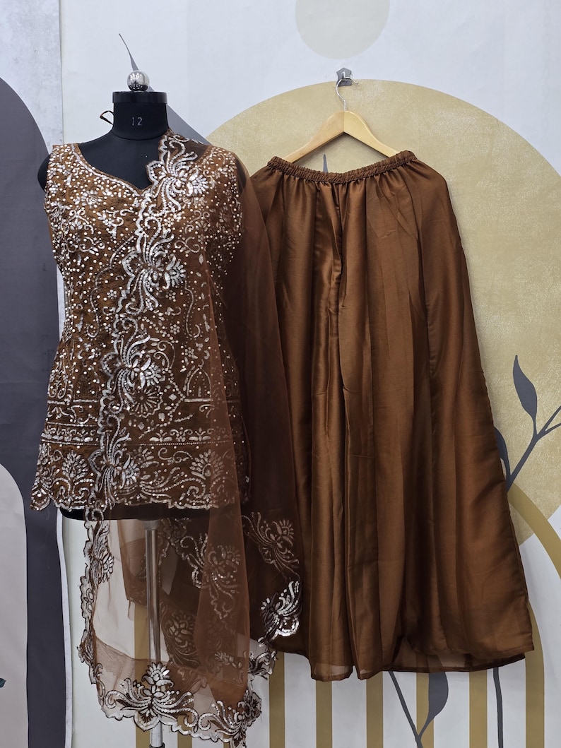 Traje indio de georgette marrón: bordado secuencial, dupatta de red imagen 5
