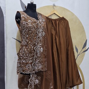 Traje indio de georgette marrón: bordado secuencial, dupatta de red imagen 6