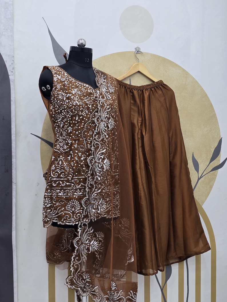 Traje indio de georgette marrón: bordado secuencial, dupatta de red imagen 6