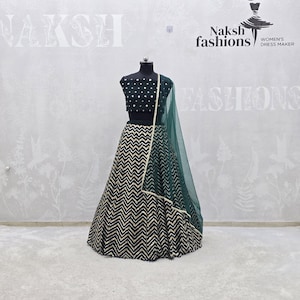 Conjunto de lehenga choli bordado con lentejuelas verdes y zari, y dupatta festiva de red de georgette.