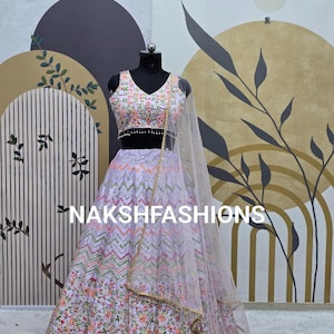 Lehenga Choli de seda satinada con flores de lavanda y bordado de lentejuelas para invitada de boda india