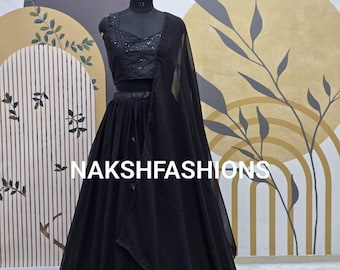Puede incluir: Un vestido negro bordado con un top corto negro a juego y un dupatta negro transparente. El vestido tiene una falda acampanada y está decorado con lentejuelas. El texto "NAKSHFASHIONS" es visible en el vestido.