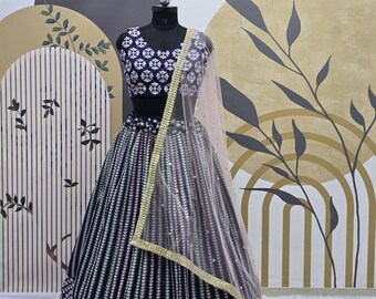Blaue Satin Seide Lehenga Choli : Bestickte indische Hochzeitskleidung