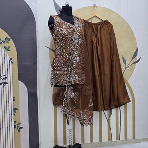 Traje indio de georgette marrón: bordado secuencial, dupatta de red imagen 7