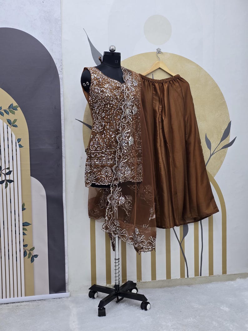 Traje indio de georgette marrón: bordado secuencial, dupatta de red imagen 7